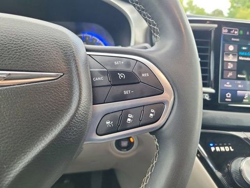 Used 2023 Chrysler Pacifica Touring-L FWD image 26