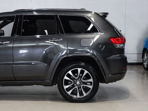 Used 2017 Jeep Grand Cherokee Overland w/ Jeep Active Safety Group RWD image 18
