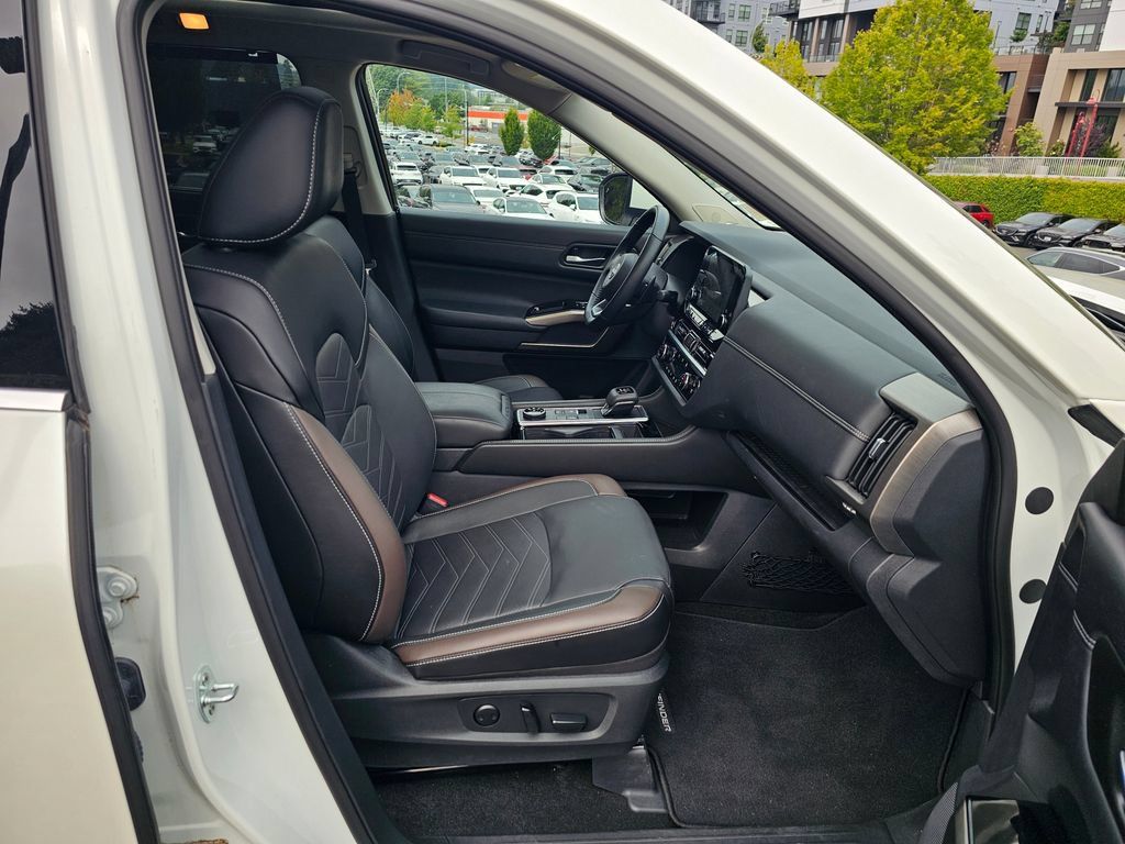 Used 2024 Nissan Pathfinder Platinum AWD/4WD image 31