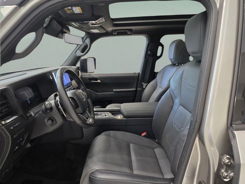 Used 2024 Lexus GX 550 w/ Accessory Package (2T) AWD/4WD image 11