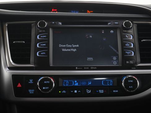Used 2019 Toyota Highlander XLE AWD/4WD image 19