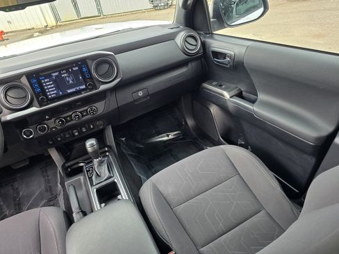 Used 2018 Toyota Tacoma TRD Off-Road image 41