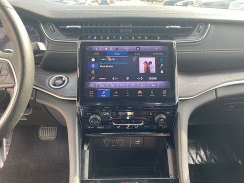 Certified 2023 Jeep Grand Cherokee L Limited AWD/4WD image 18
