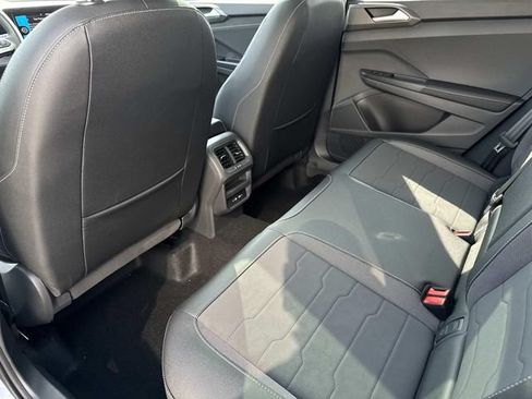 New 2026 Volkswagen Taos SE FWD image 10