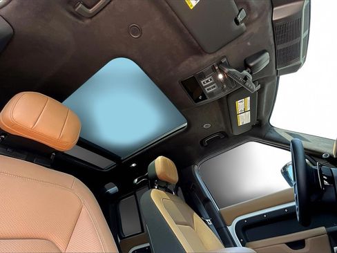 Used 2025 Land Rover Defender 110 V8 image 25