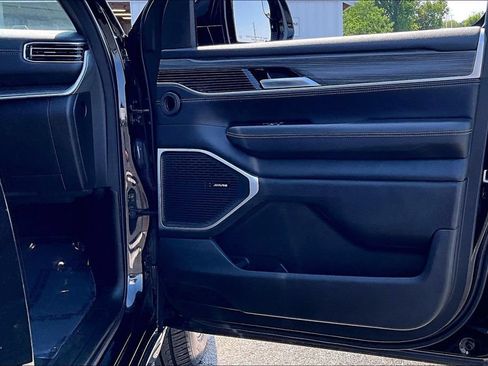 Used 2024 Jeep Wagoneer L Series II w/ Flexible Seating Group AWD/4WD image 29