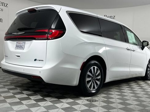 Used 2023 Chrysler Pacifica Touring-L FWD image 4