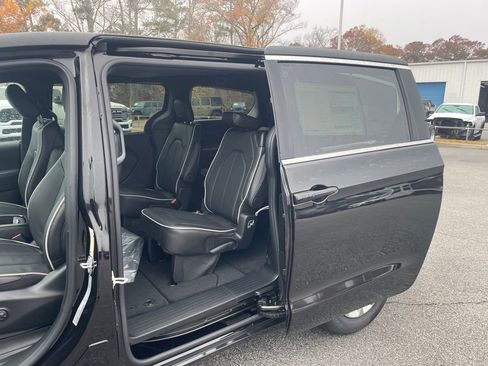 New 2026 Chrysler Pacifica Limited image 13
