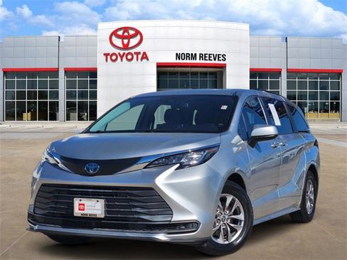 Used 2021 Toyota Sienna LE image 1