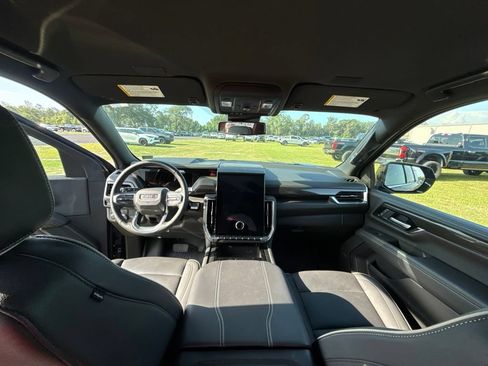 Used 2025 GMC Yukon XL Elevation AWD/4WD image 11