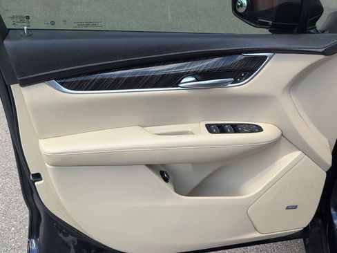 Used 2017 Cadillac XT5 FWD image 16