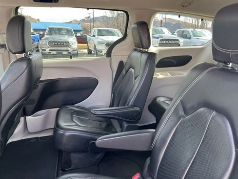 Used 2022 Chrysler Pacifica Touring-L image 17
