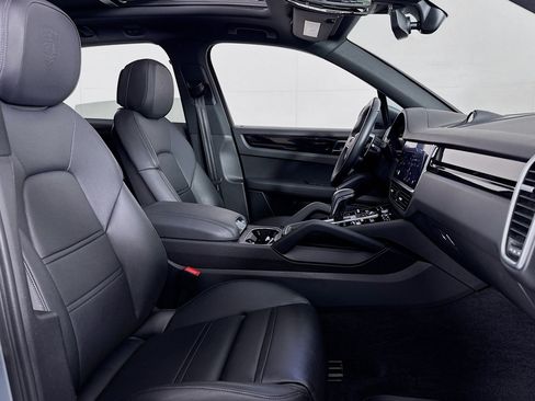Used 2023 Porsche Cayenne Platinum Edition AWD/4WD image 6