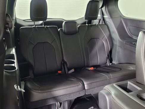 New 2026 Chrysler Pacifica Select image 32