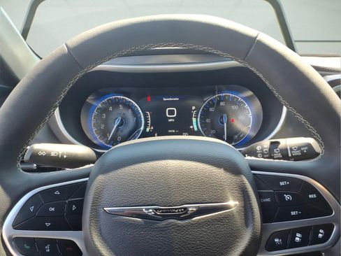 Used 2025 Chrysler Pacifica Select FWD image 19