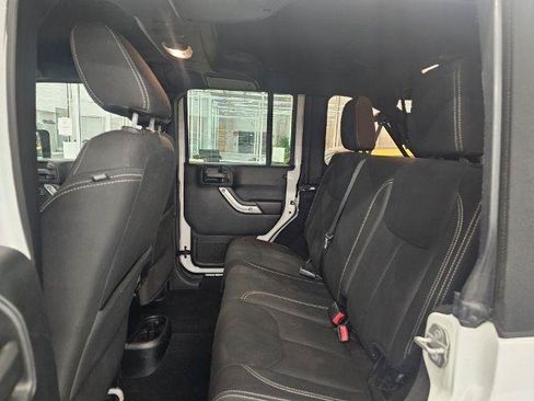 Used 2018 Jeep Wrangler Unlimited Sahara w/ Connectivity Group AWD/4WD image 10