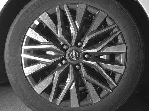 Used 2025 Nissan Altima 2.5 SV FWD image 13