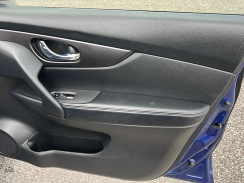 Used 2019 Nissan Rogue SV AWD/4WD image 16