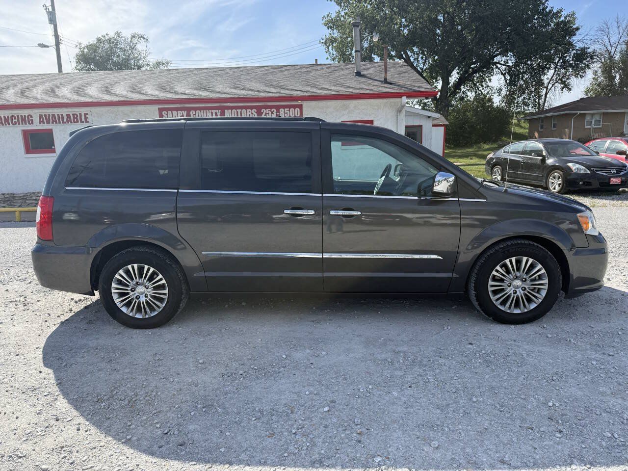 Used 2016 Chrysler Town & Country Touring-L w/ Driver Convenience Group FWD image 2
