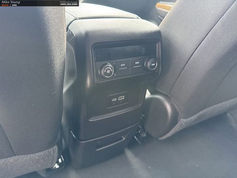 Used 2023 GMC Acadia SLE FWD image 31