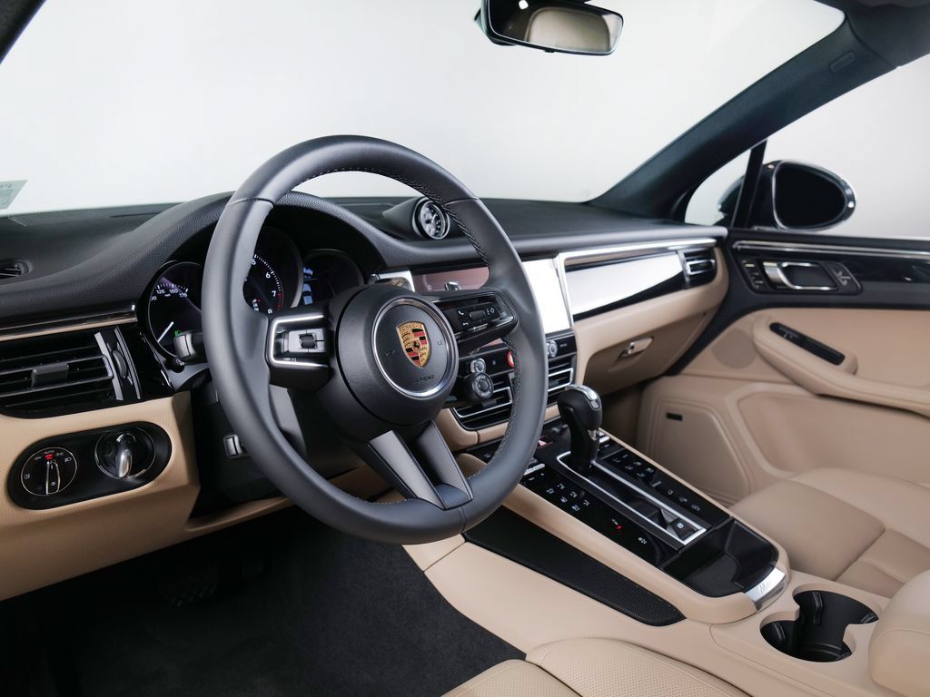 Certified 2026 Porsche Macan AWD/4WD image 4