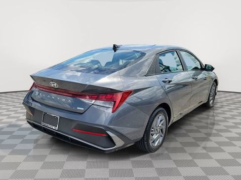 Used 2025 Hyundai Elantra Hybrid FWD image 5