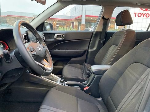 Used 2025 Hyundai Venue SEL image 10