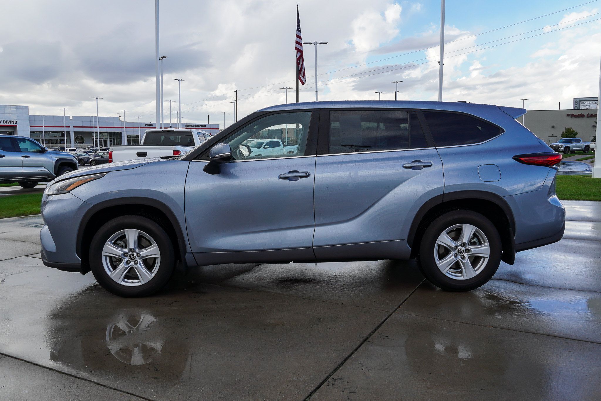 Used 2023 Toyota Highlander LE AWD/4WD image 5