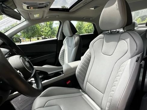 Certified 2025 Hyundai Elantra Limited FWD image 13