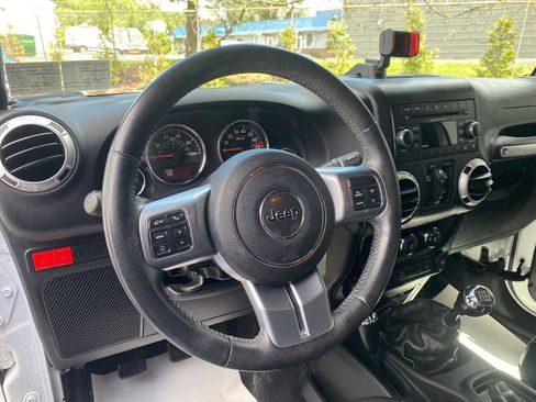 Used 2016 Jeep Wrangler Unlimited Rubicon AWD/4WD image 15