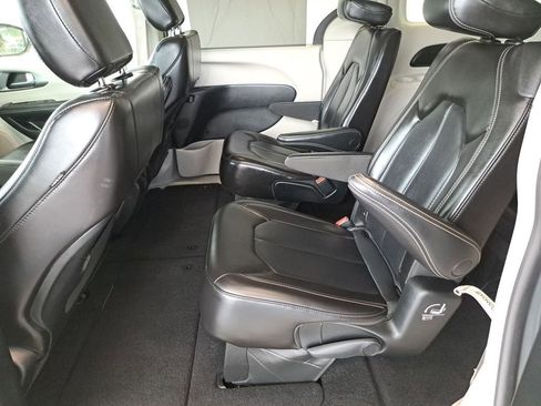 Used 2023 Chrysler Pacifica Touring-L FWD image 25