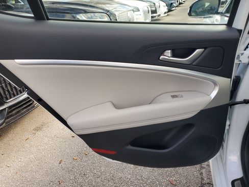 Used 2023 Genesis G70 2.0T image 11