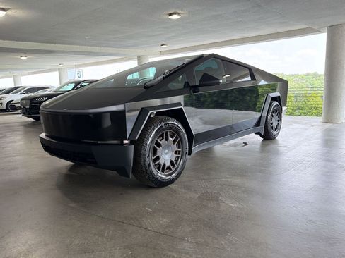 Used 2024 Tesla Cybertruck AWD Crew Cab image 3