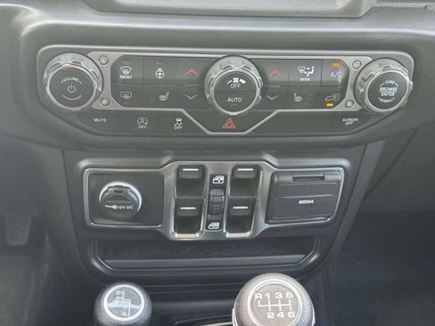 Used 2022 Jeep Gladiator Overland w/ Cold Weather Group AWD/4WD image 27