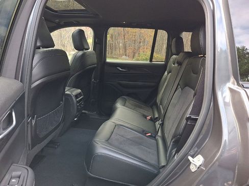 Used 2024 Jeep Grand Cherokee Altitude image 13