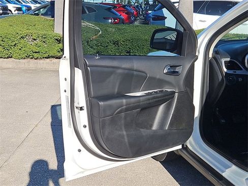 Used 2017 Dodge Journey SE w/ Flexible Seating Group image 16