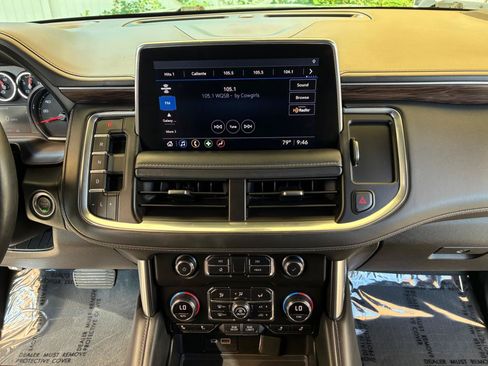 Used 2021 Chevrolet Suburban Z71 w/ Z71 Signature Package AWD/4WD image 21