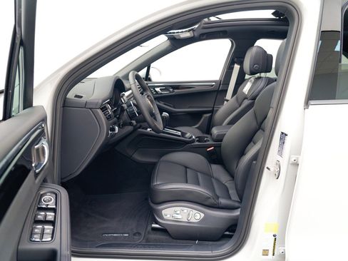 Certified 2026 Porsche Macan AWD/4WD image 17