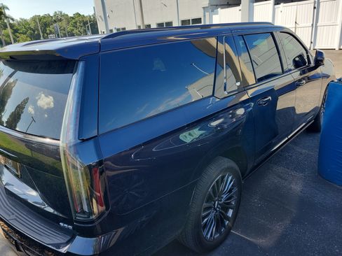 Used 2025 Cadillac Escalade ESV Sport Platinum AWD/4WD image 3