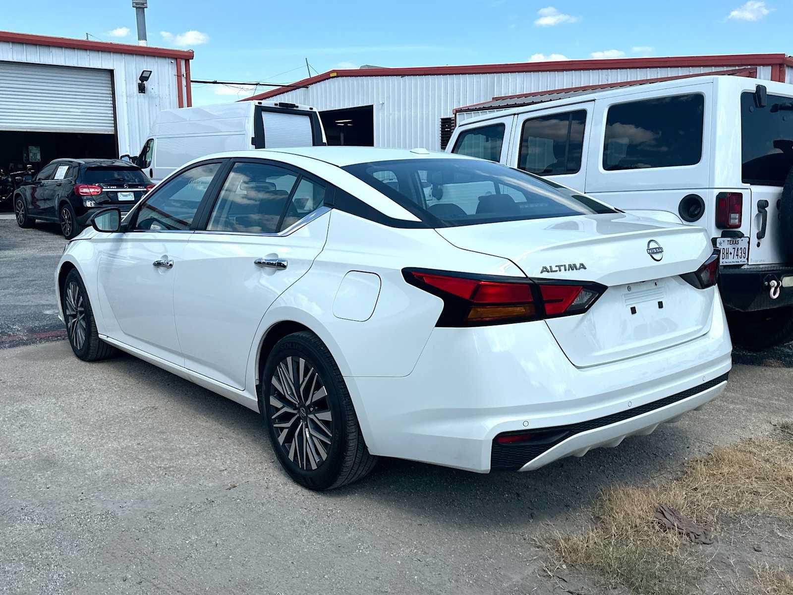 Used 2025 Nissan Altima 2.5 SV FWD image 4