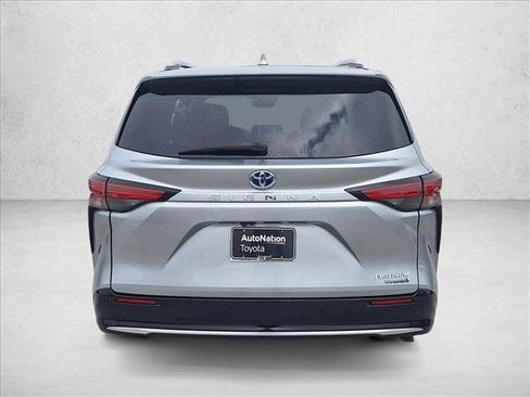 Used 2021 Toyota Sienna Platinum FWD image 7