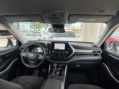 Used 2025 Toyota Highlander LE FWD image 31