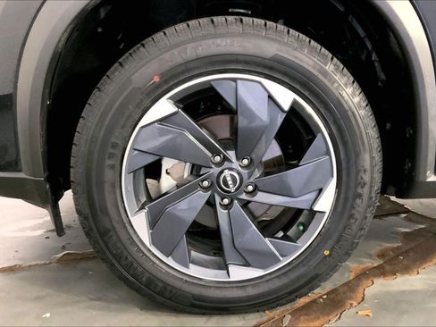 Used 2025 Nissan Rogue SV AWD/4WD image 9