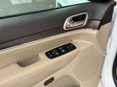 Used 2017 Jeep Grand Cherokee Overland AWD/4WD image 20