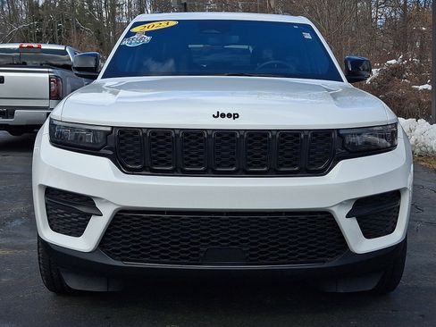 Used 2023 Jeep Grand Cherokee Altitude image 2