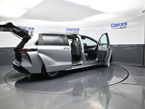 Used 2024 Toyota Sienna LE image 44