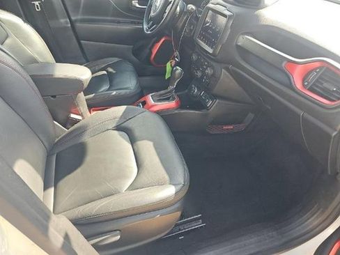 Used 2022 Jeep Renegade Trailhawk image 9