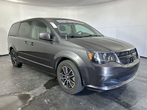 Used 2017 Dodge Grand Caravan SE image 3