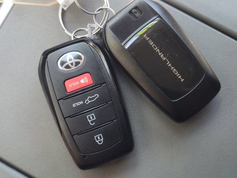 Used 2024 Toyota Highlander Platinum FWD image 31
