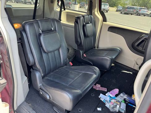 Used 2014 Chrysler Town & Country Touring FWD image 16